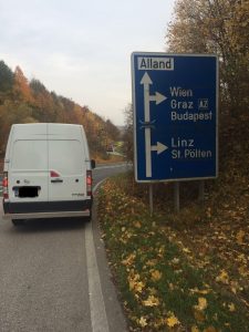 Koeriers bus onderweg in Oostenrijk vanuit Nijkerk
